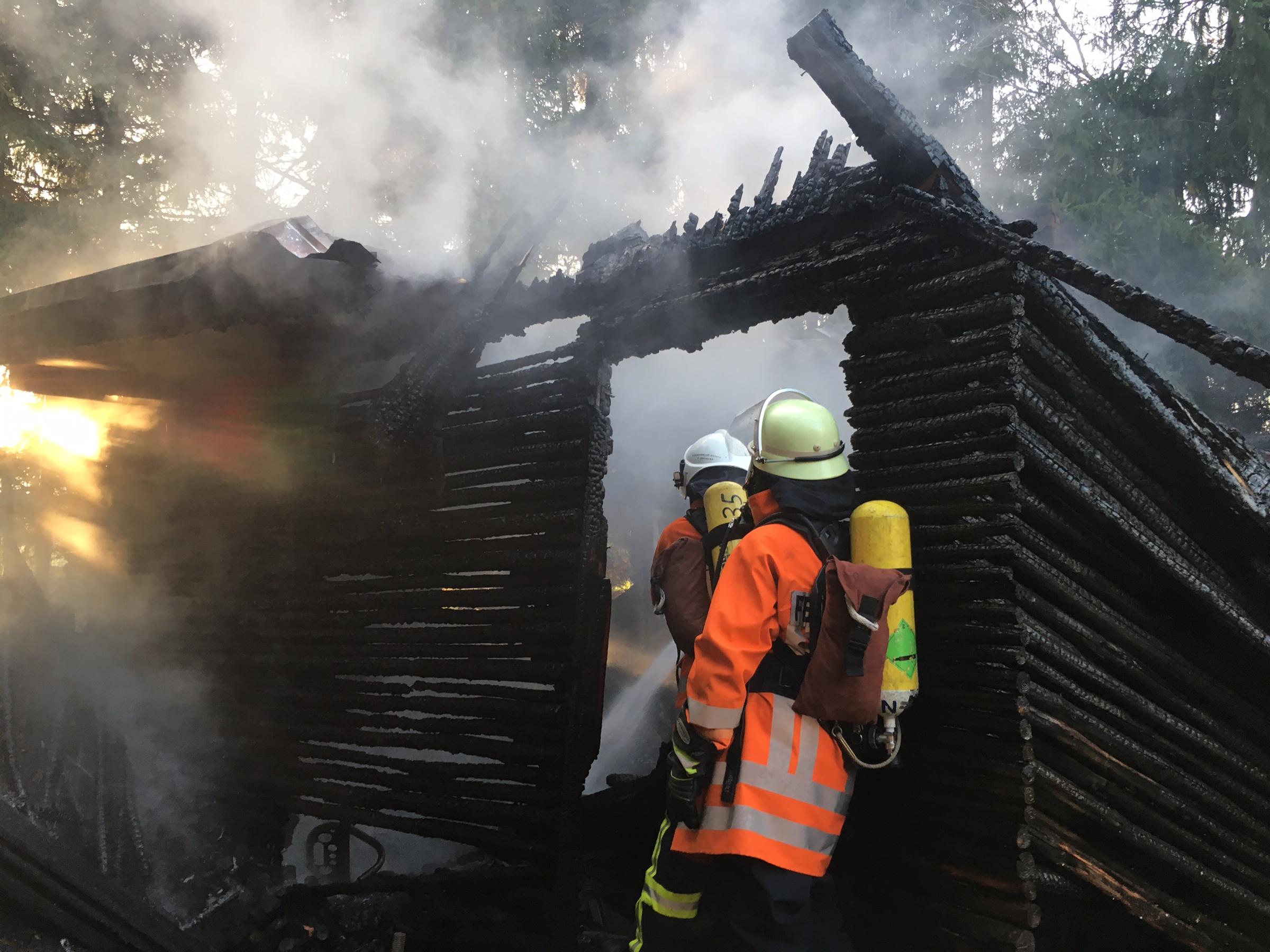 Holzhütte brennt in Westerhof nieder