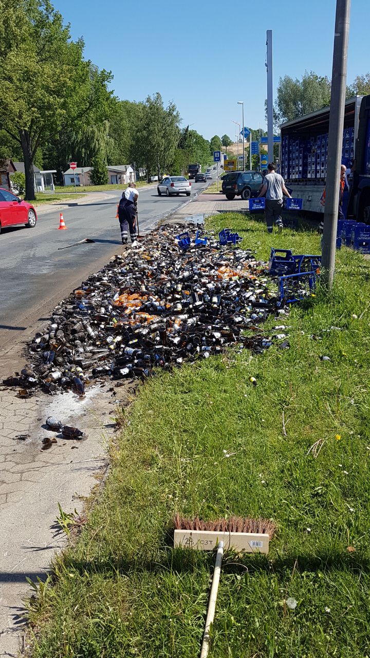 Lastwagen verliert 130 Kisten Bier in Echte