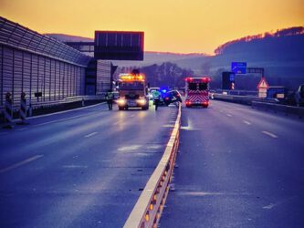 PKW auf Mittelleitplanke